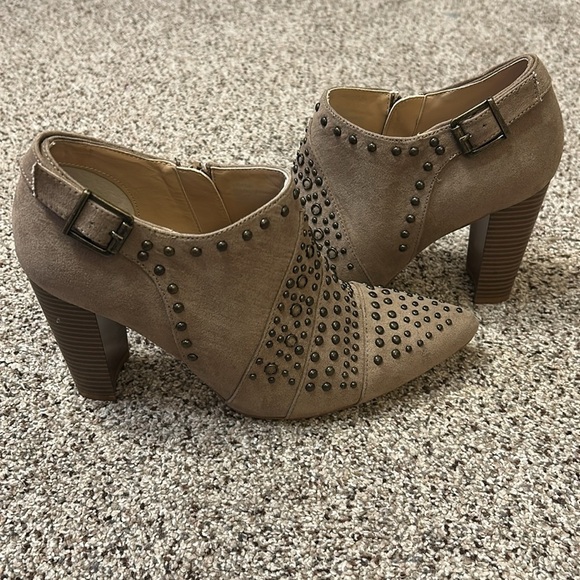 Kaari Blue Tan Studded Kristen Suede Heel Booties size 8 - Picture 5 of 15